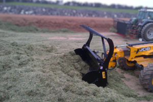 silage bucket grapple scooping silage