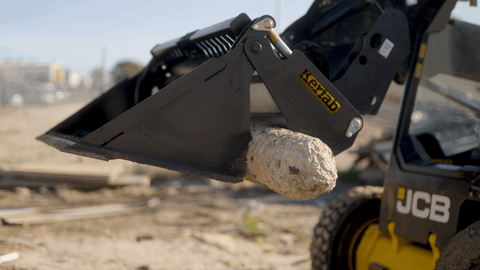Skid Steer 4 in 1 Bucket Grabbing Kerfab 4-in-1 bucket grabbing material with clam jaws.